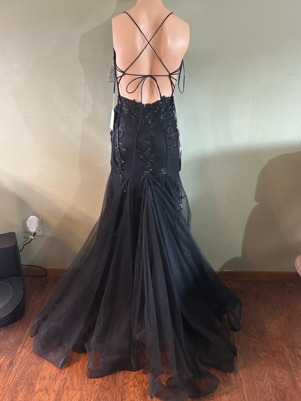 GB Mermaid Beaded Applique Lace Back Gown
$379.00 NWT size 3 - Picture 14 of 15